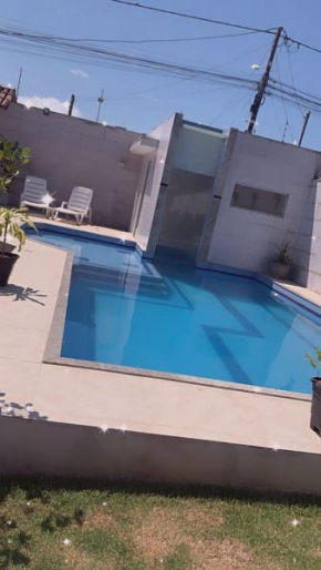 Casa em coroa vermelha com piscina